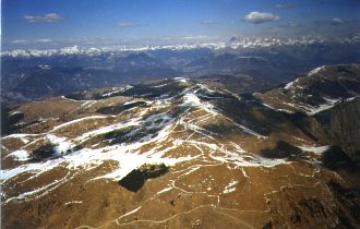  Vrchol Monte Grappa s masvem Alp v pozad 
