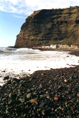  Cliffs above Puerto de Tazacorte port 