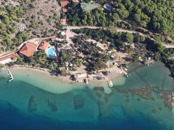  Calm lagoon and very cheep camp 