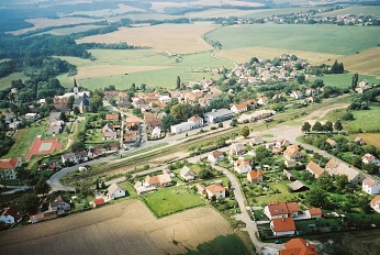 Nádraží a vesnice Břasy