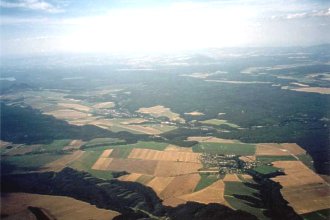 Obec Čistá - v pozadí Bělá pod Bezdězem