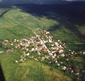 Cíl v Horní Blatné (kostel) s Klínovcem v pozadí