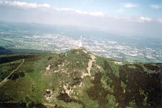Ještědský vysílač - v pozadí Liberec