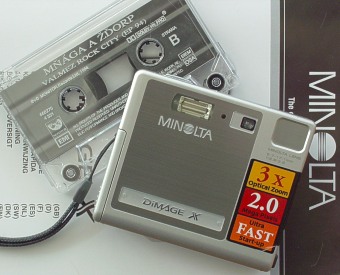  Fotoaparát Minolta Dimage X a porovnání velikostí 