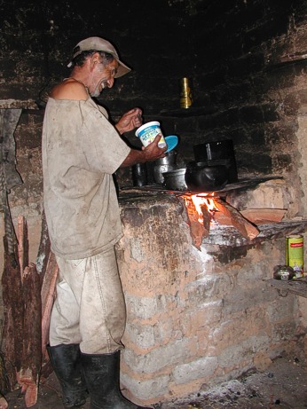  P��prava sn�dan� v hlin�n�m dome�ku uprost�ed pralesa 