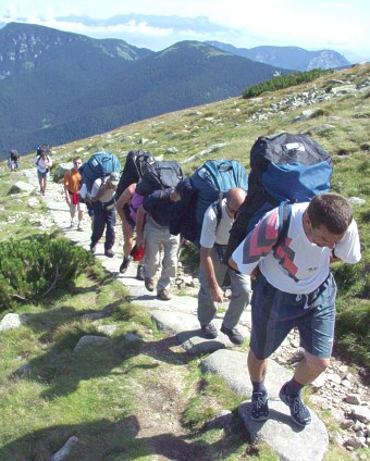 Výstup na startoviště, v dálce na obzoru Vysoké Tatry