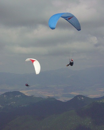  Juraj �iernik (modr�) a Peter Hv�rka (b�l�) 