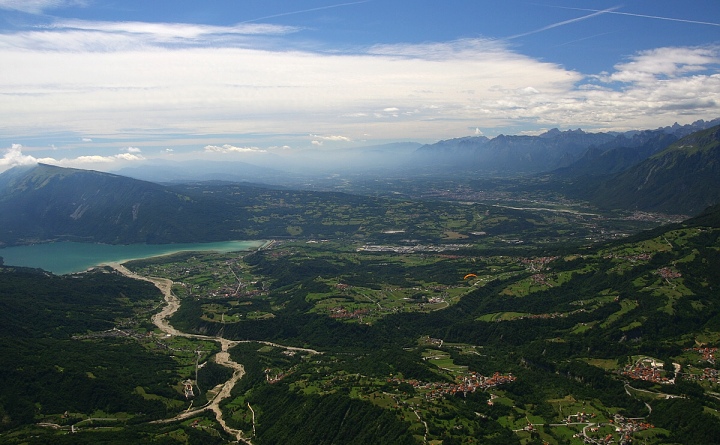  Pohled na dol Pieve d' Alpago 