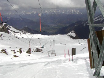  Pohled ze startu dol�, vpravo od vleku je 100 metr� m�sta 