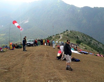  V�tr foukal do zad 