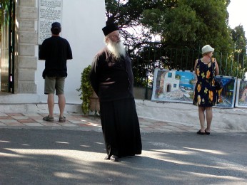  Mnich p�ed kl�t�rem Paleokastritsa 