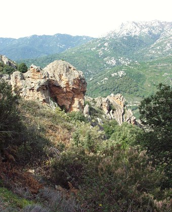  Horské údolí nad vesničkou Santa Maria Figaniella 