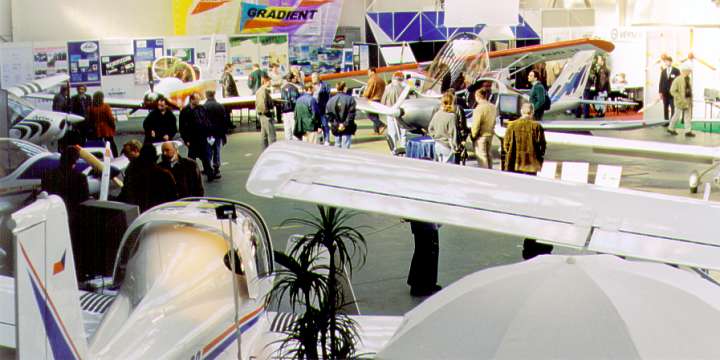  V�stava pon�kud z nadhledu 