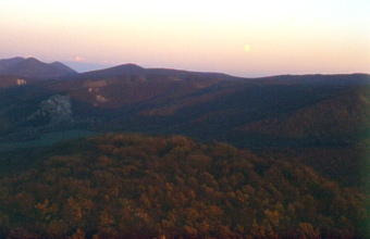  Nad Karpaty sa vyhupol mesiac 