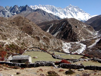 V sedle Pheriche Pass (4270m), v pozadí Lhotse (8414m) 