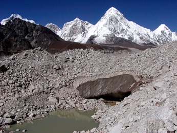  Ledovec Khumbu a Pumo Ri (7165m) 