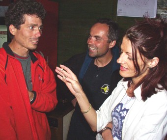  Tom� Lednik a Mirek Varva�ovsk�, oba dva za barem a bez koment��e ... 