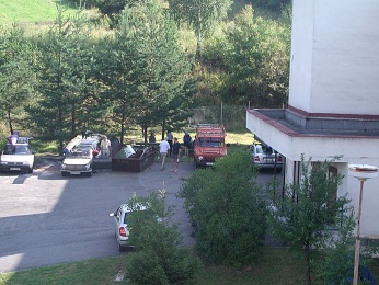  Na parkoviti ped ubytovnou v Lopeji 