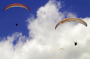  Dokluz na c�l - vlevo Alex Hofer, vpravo Achim Joos 