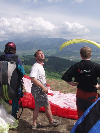  Radek �imon�k na startovi�ti a bohat� obla�nost nad Malou Fatrou 