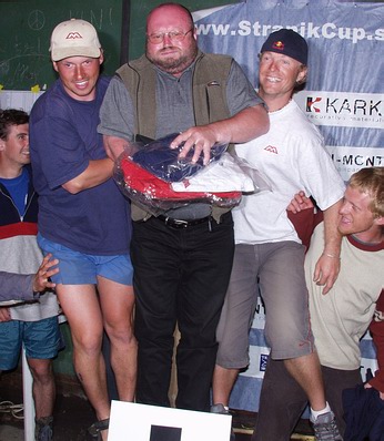  V�t�zn� dev�ti�lenn� dru�stvo se na bednu neve�lo 